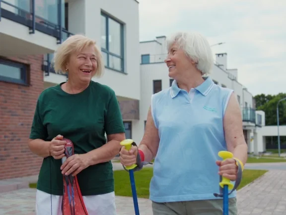 Zwei ältere Frauen beim Walken