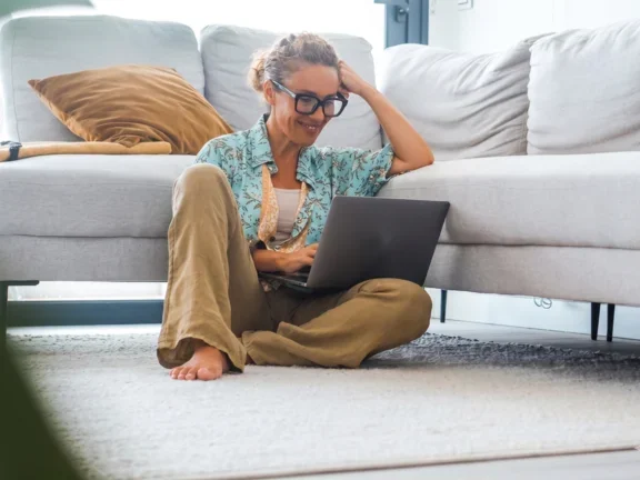 Frau am Laptop, die sich eine virtuelle Ausstellung anguckt