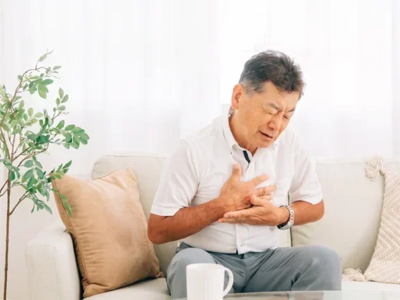 Sitzender Mann mit Atemnot