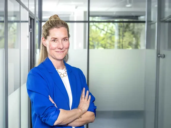 Hanne Ekrutt steht im Flur der VitalAire in Norderstedt