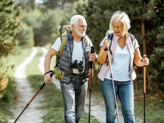Senioren aktiv beim Wandern in der Natur