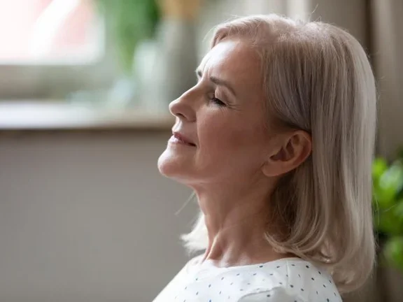 Frau macht Atemübungen