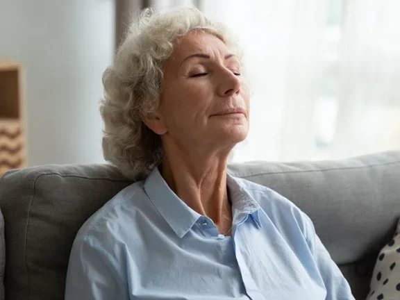 Seniorin bei der Meditation