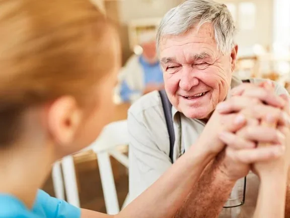 Senior drückt Hand von Besuchsdienst