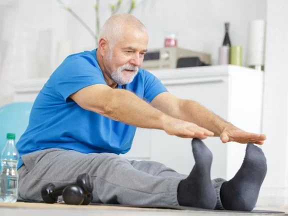 Älterer Herr macht Gymnastikübungen