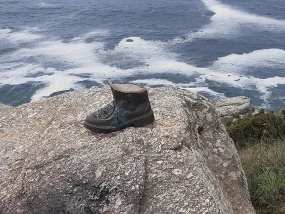 Wanderschuh auf einem Stein