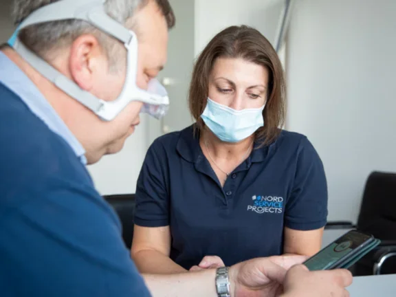 Tom Niegeländer testet Atemmaske