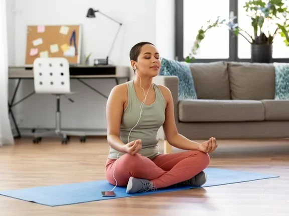 Frau beim Meditieren - Die 5 besten Meditations-Apps