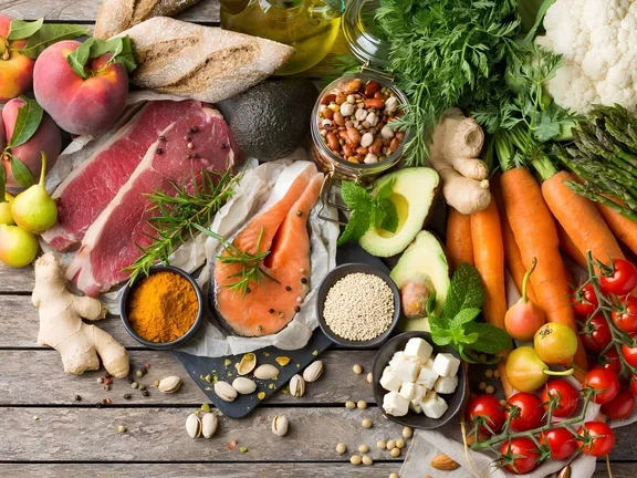 Auswahl an frischen Lebensmitteln auf dem Tisch - Kachexie Rezepte