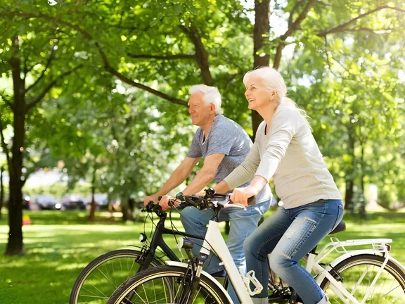 Rentner beim Radfahren - Lungensport bei COPD