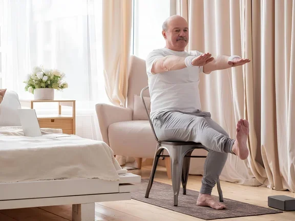 Mann macht Lungensport Übung im Sitzen