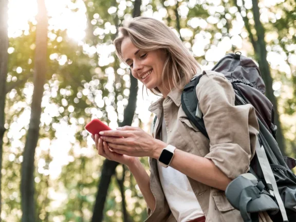 Frau beim Wandern mit Wander-App