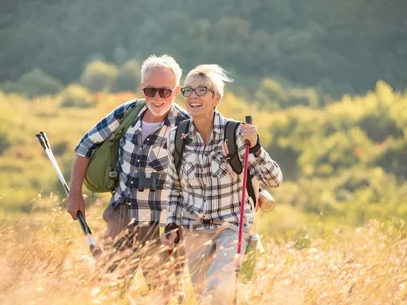 Rentner beim Walken - Outdoor Aktivitäten