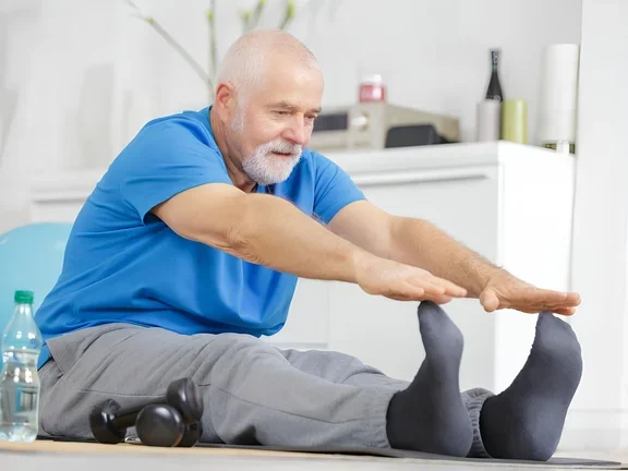 Senior macht Dehnübungen