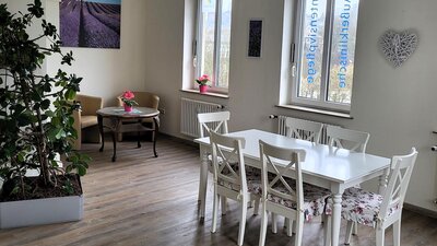 Aufentshaltsraum der Intensivpflege Balve mit Tisch und Stühlen