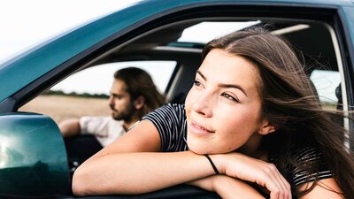 Diabetes Patientin schaut aus dem Fenster eines Autos