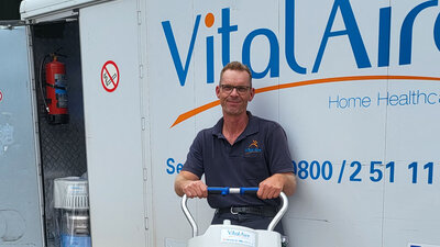 Ein Mann mit einem LOX Behälter 