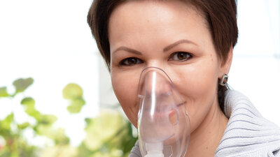 Frau trägt eine Sauerstoffmaske