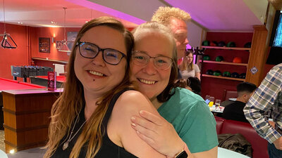 Sonja und Marie beim Bowling