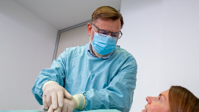 Arzt untersucht eine Patientin