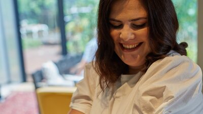 Frau misst mit ihrem Smartphone ihren Blutzucker