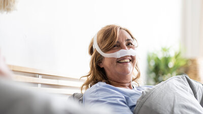 Eine Frau die eine Sauerstoffmaske trägt