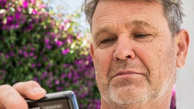 Patient schaut auf Pumpe