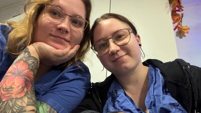 Samantha und Michelle: zwei Schwestern, die gemeinsam bei der IC Home 24 in Berlin arbeiten.