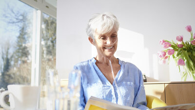 Ältere Frau mit COPD bekommt Sauerstoff über einen Schlauch