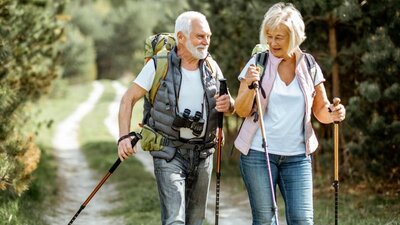 Senioren aktiv beim Wandern in der Natur