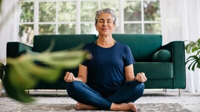 Seniorin meditiert im Sitzen