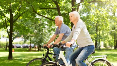 Rentner beim Radfahren - Lungensport bei COPD