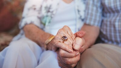 Menschen halten Hände