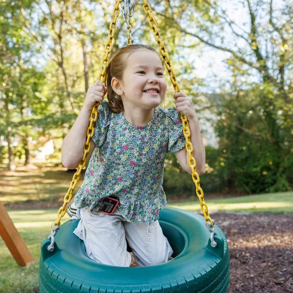 Junge Diabetes Patientin mit Insulinpumpe schaukelt