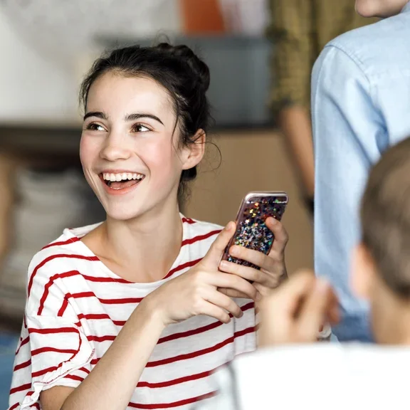 Diabetes Patientin gibt Bolus übers Smartphone ab