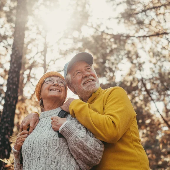 Älteres Ehepaar im Wald