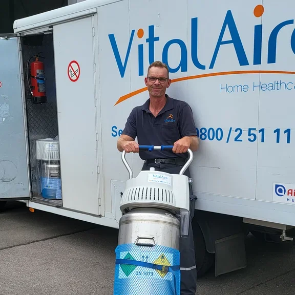 Ein Mann mit einem LOX Behälter 