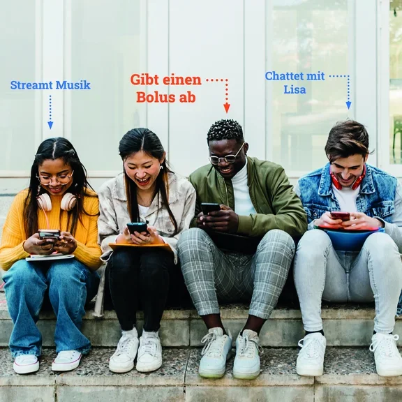 Mehrere jugendliche am Smartphone – diskrete Bolusabgabe