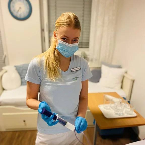 Maria bei der Arbeit als Intensivpflegekraft der IC Home 24