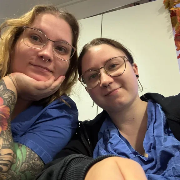 Samantha und Michelle: zwei Schwestern, die gemeinsam bei der IC Home 24 in Berlin arbeiten.