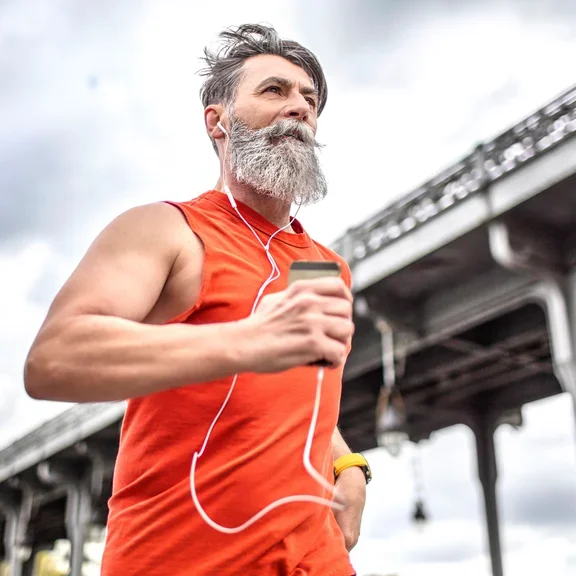Jogger mit Smartphone in der Hand