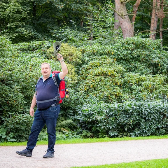 Tom winkt in die Kamera