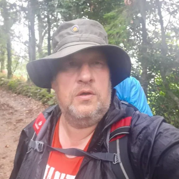 Tom im Regen mit Hut