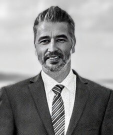 Maik in Anzug in Schwarz Weiß