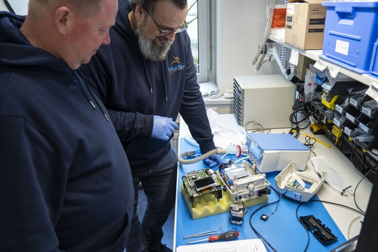 Zwei Techniker bei der Arbeit
